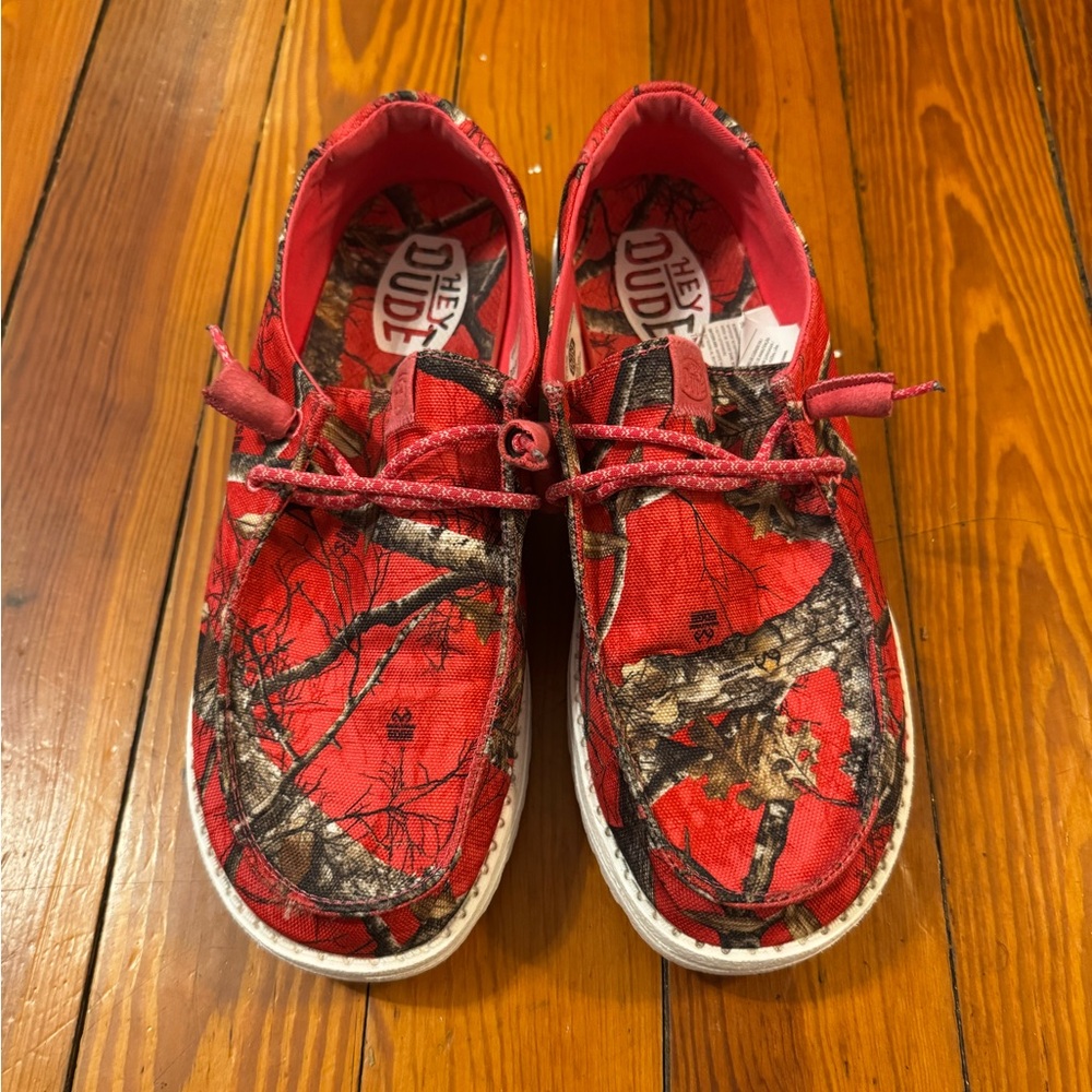 Hey Dude Women’s Wendy Realtree Edge Shoes in Pink and Brown Camo - Picture 2 of 8